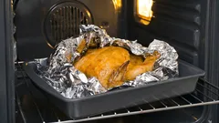 Kterou stranou položit alobal na plech – lesklou, nebo matnou? Má to vůbec význam?