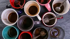 Vraťte jim původní vzhled: jak snadno odstranit čajové skvrny z hrnků a termosek