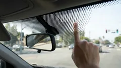 Proč jsou na čelním skle černé tečky a černý pás a k čemu slouží