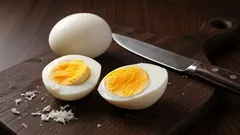 Trik, jak uvařit vejce tak, aby se žloutek při krájení nerozpadal