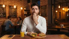 Psychologové vysvětlili, jaký zvyk u stolu prozrazuje hloupého člověka – zapamatujte si to jednou provždy.