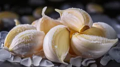 Proč některé hospodyňky zamrazují stroužky česneku: Zapamatujte si tento kulinářský trik