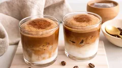 Jak správně připravit dalgona kávu a proč se stala populární po celém světě?