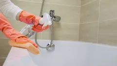 Jak vyčistit vanu do dokonale bíla: jednoduchý domácí roztok ze tří ingrediencí