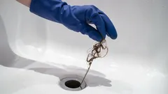 Ani ocet, ani jedlá soda: jediný způsob, jak se navždy zbavit vlasů z odtoku