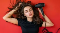 Starý, ale účinný způsob, jak si vysušit vlasy, aby druhý den nevypadaly mastně